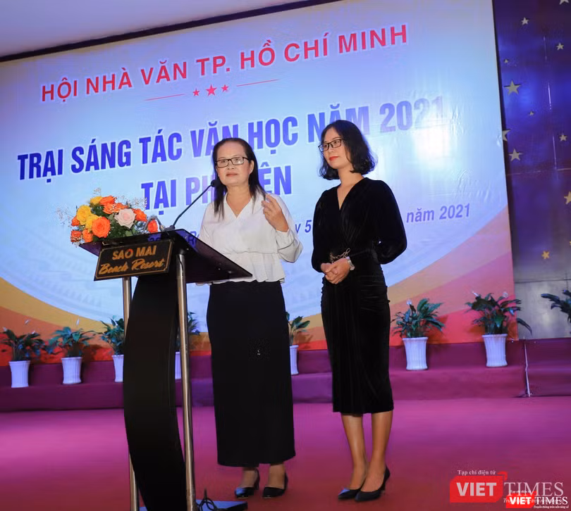 Nhà văn Bích Ngân - Chủ tịch Hội Nhà văn TP.HCM và nhà văn Phương Huyền chia sẻ về những nỗ lực đi làm thiện nguyện trong suốt thời gian dịch bệnh diễn ra phức tạp Nhà văn Bích Ngân - Chủ tịch Hội Nhà văn TP.HCM và nhà văn Phương Huyền chia sẻ về những nỗ lực đi làm thiện nguyện trong suốt thời gian dịch bệnh diễn ra phức tạp