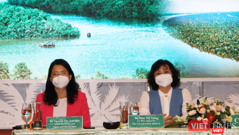 Bà Nguyễn Thị Ánh Hoa - Giám đốc Sở Du lịch TP.HCM (áo đỏ, bên trái ảnh) và bà Phan Thị Thắng - Phó Chủ tịch UBND TP.HCM (áo xanh, bên phải ảnh) Bà Nguyễn Thị Ánh Hoa - Giám đốc Sở Du lịch TP.HCM (áo đỏ, bên trái ảnh) và bà Phan Thị Thắng - Phó Chủ tịch UBND TP.HCM (áo xanh, bên phải ảnh)
