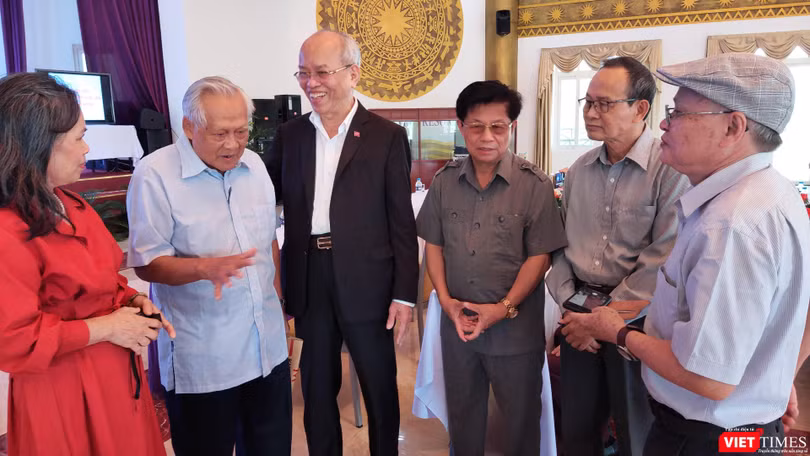 Nhà văn Trầm Hương gặp gỡ nhân chứng lịch sử - Anh hùng LLVT Hồ Đắc Thạnh (người đang nói) - Thuyền trưởng Tàu Không số. Bên cạnh ông là GS.TS nhà văn Trình Quang Phú và các nhà văn đến giao lưu tại buổi khai mạc trại viết. Ảnh: Hoà Bình