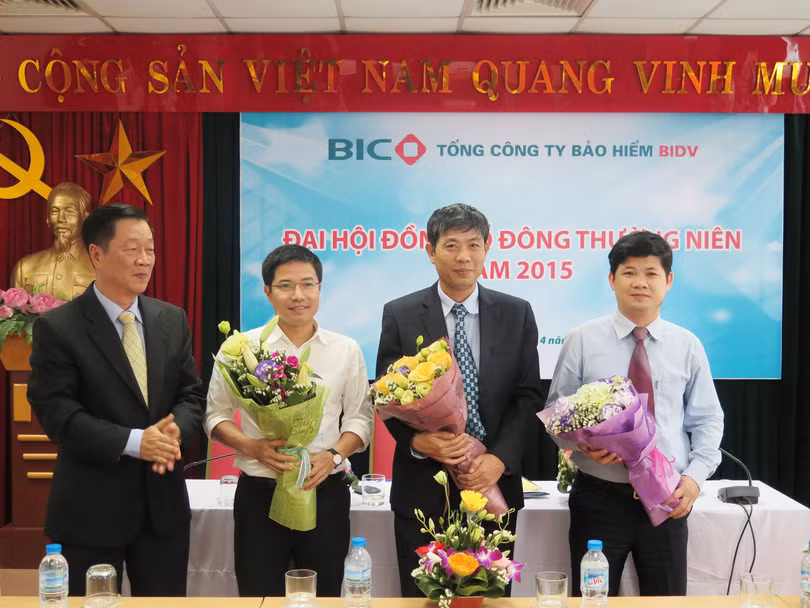 Ông Cao Cự Trí (thứ hai từ bên phải) trong ngày được bầu làm Trưởng Ban Kiểm soát BIC nhiệm kỳ 2015 - 2020. (Ảnh: BIC)