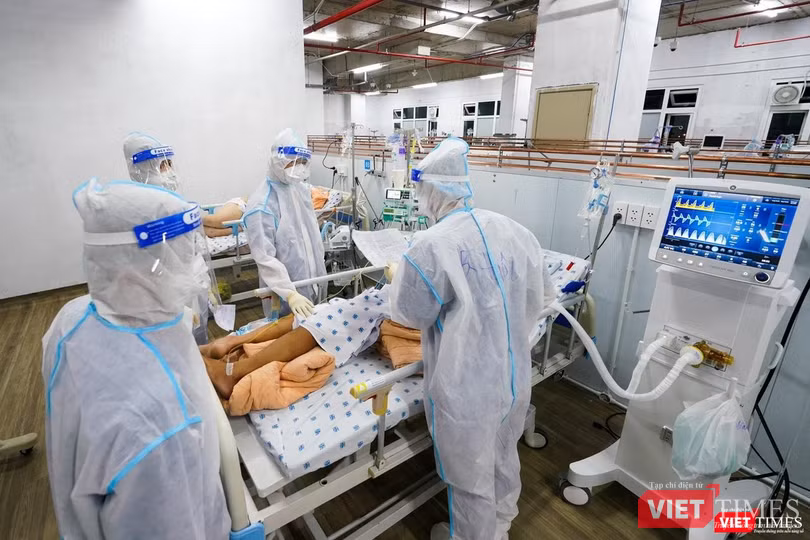 Điều trị bệnh nhân ở Trung tâm Hồi sức COVID-19 Bệnh viện Đại học Y Dược TP.HCM Điều trị bệnh nhân ở Trung tâm Hồi sức COVID-19 Bệnh viện Đại học Y Dược TP.HCM