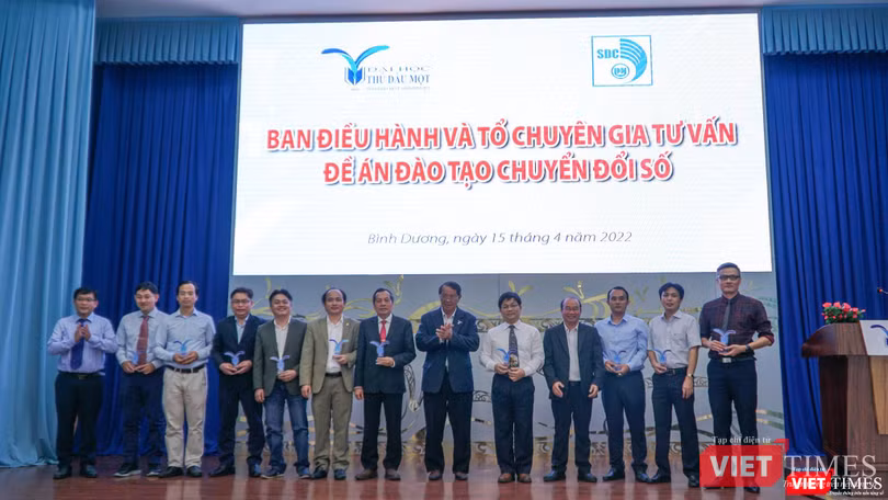 Lễ công bố "Đề án đào tạo chuyển đổi số và ra mắt Trung tâm dự báo trường Đại học Thủ Dầu Một"