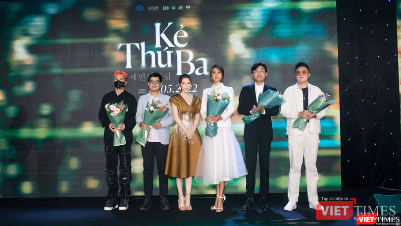 Đoàn phim "Kẻ thứ 3" ra mắt báo giới và công chúng Đoàn phim "Kẻ thứ 3" ra mắt báo giới và công chúng