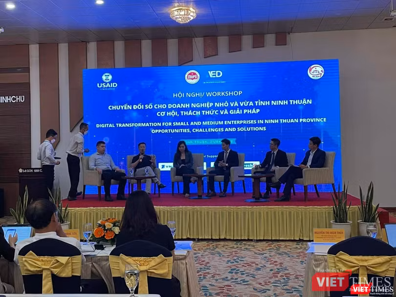 Ông Đào Trung Thành ngồi ngoài cùng bên phải ảnh, với vai trò điều phối phiên thảo luận tại Hội nghị Chuyển đổi số tỉnh Ninh Thuận