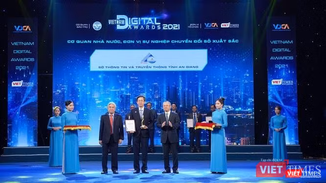 Ông Nguyễn Thanh Hải – Phó Giám đốc Sở Thông tin và Truyền thông tỉnh An Giang nhận cúp và chứng nhận đạt Giải thưởng Chuyển đổi số Việt Nam ở hạng mục Cơ quan Nhà nước chuyển đổi số xuất sắc