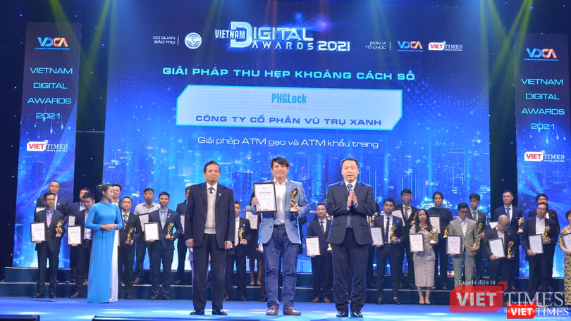 Ông Hoàng Tuấn Anh tại Lễ trao giải thưởng Chuyển đổi số năm 2021, được vinh danh ở hạng mục Giải pháp thu hẹp khoảng cách số