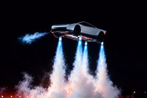 Siêu xe điện của Tesla trình diễn khả năng bay. Ảnh: Getty.