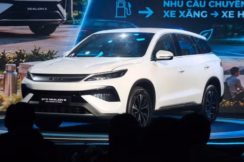 BYD Sealion 5 sử dụng thiết kế SUV đô thị với đèn LED phía trước, mâm hợp kim 18 inch và các chi tiết ốp tối màu quanh thân xe. Ảnh: Thượng Tâm.