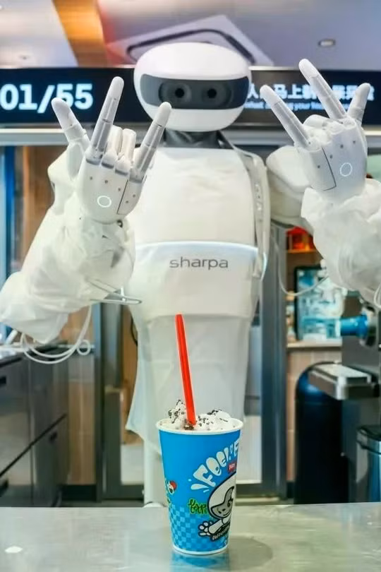 Robot AI Trung Quốc trổ tài làm kem, thành công tới 99%