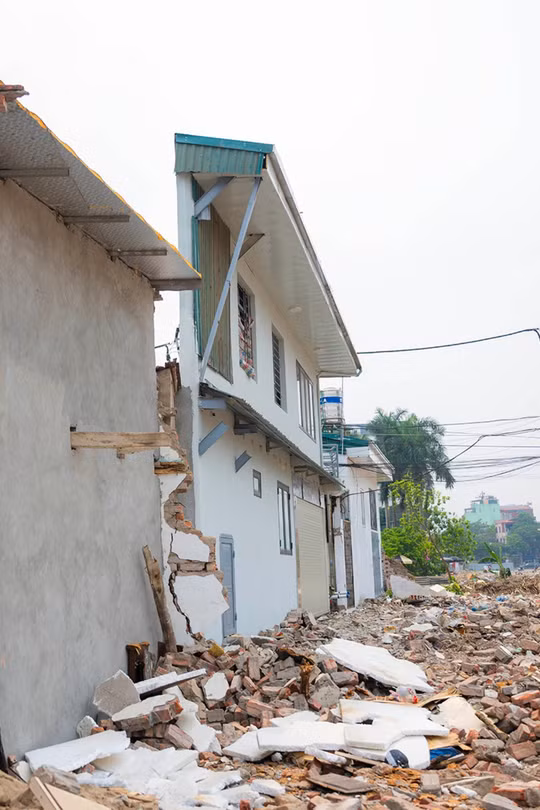 Loạt nhà siêu mỏng, siêu méo mọc lên sau giải phóng mặt bằng vành đai 2,5