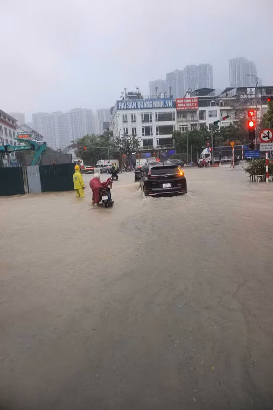 Khu nhà giàu An Khánh, Vinsmart City lại thành “ốc đảo” sau mưa lớn. Ảnh: NM. 
