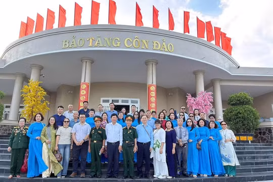Đoàn công tác thăm Bảo tàng Côn Đảo. Ảnh: VUSTA.