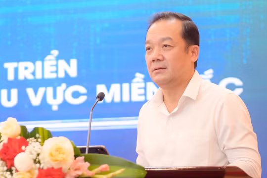 Ông Phạm Đức Long nhấn mạnh yêu cầu chuyển chữ ký số từ thí điểm sang phổ cập, từ cấp chứng thư sang tạo ra giá trị sử dụng thực tế. Ảnh: Thảo Anh.