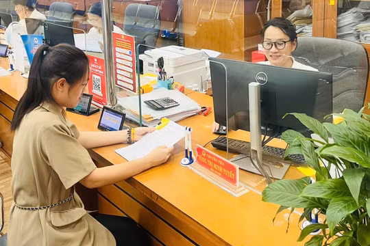 Dịch vụ công trực tuyến: Vì sao người dân vẫn phải đi lại, cán bộ làm thủ công?