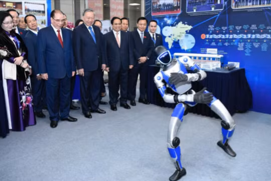 Robot tích hợp AI biểu diễn võ thuật trước sự chứng kiến của Tổng bí thư và Thủ tướng