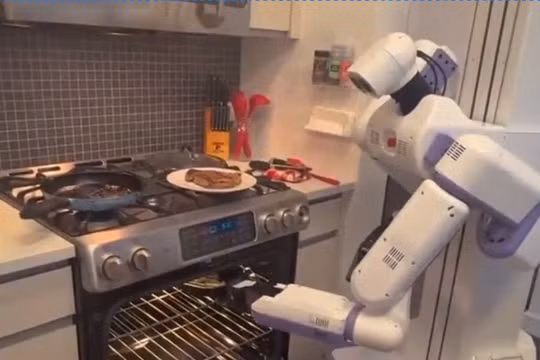 Robot "quản gia" nấu bò bít tết chuẩn Michelin