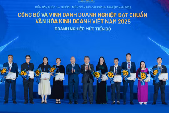 Sau 4 năm triển khai, chương trình đã trao chứng nhận “Doanh nghiệp đạt chuẩn Văn hóa kinh doanh Việt Nam” cho 74 doanh nghiệp. Ảnh: VNABC.