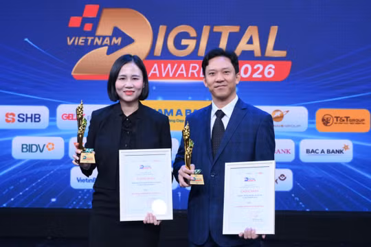 Đại diện Zalo và Zalo Video nhận cúp vinh danh tại Vietnam Digital Awards 2026.
