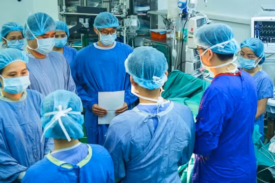 Giây phút tiễn biệt cô gái trẻ người Anh hiến tạng giúp hồi sinh 3 bệnh nhân Việt Nam