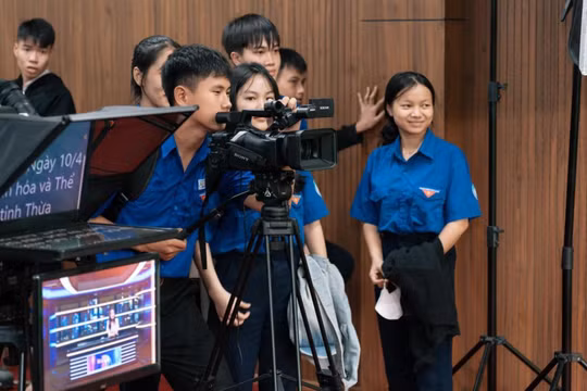 Sinh viên thực hành ghi hình trong giờ học, rèn luyện kỹ năng sản xuất nội dung truyền thông chuyên nghiệp.