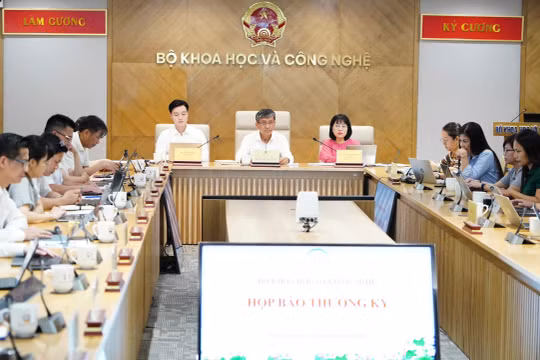 Thứ trưởng Bộ Khoa học và Công nghệ Trần Trung Tính chủ trì họp báo. Ảnh: MH.