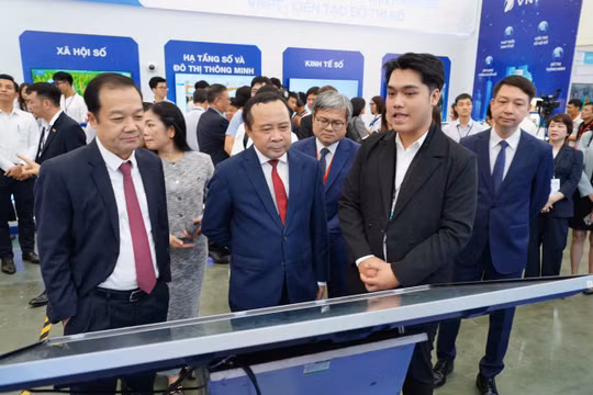 Bộ trưởng Vũ Hải Quân và Thứ trưởng Phạm Đức Long tham quan gian hàng tại Lễ kỷ niệm hưởng ứng Ngày Chuyển đổi số quốc gia năm 2026. Ảnh: Bộ KHCN.