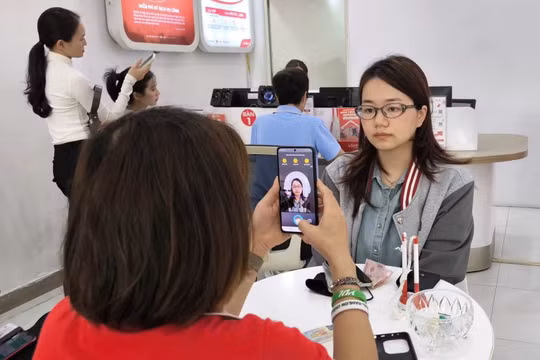 Người dùng nên hoàn tất xác thực thông tin ngay sau khi chuyển SIM sang thiết bị mới để tránh gián đoạn liên lạc. Ảnh: LM.