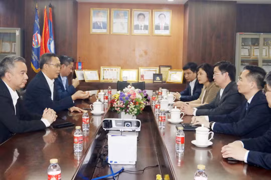 Đại diện Bộ Khoa học và Công nghệ Việt Nam (phải) và Bộ Công nghệ và Truyền thông Lào làm việc song phương về chữ ký số. Ảnh: NEAC.