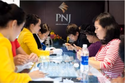 Chủ tịch lên tiếng trấn an, cổ phiếu PNJ tiếp tục 'lau sàn', gần 13,7 triệu ùn ứ chờ bán