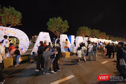 Du khách nước ngoài viết lời chúc trước thềm năm mới 2026 tại không gian Đại lộ “Đà Nẵng – Chào năm mới 2026”.