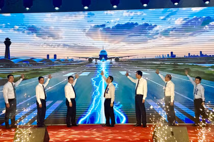 Lãnh đạo TP Đà Nẵng và ACV thực hiện nghi thức khởi động dự án. Ảnh XM.