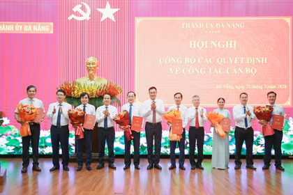 Bí thư Thành uỷ Đà Nẵng Lê Ngọc Quang chúc mừng các cá nhân nhận quyết định bổ nhiệm, điều động tại hội nghị. Ảnh Mai Quang.