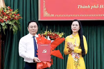 Ông Lê Trí Thanh nhận quyết định điều động của Ban Bí thư giữ chức Phó Bí thư Thành uỷ Huế. Ảnh Lai Nguyễn.