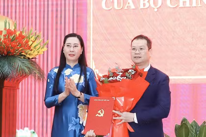 Bà Bùi Thị Quỳnh Vân, Ủy viên Trung ương Đảng, Phó Trưởng Ban Tổ chức Trung ương trao quyết định cho ông Nguyễn Mạnh Hùng tại hội nghị.