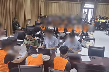 Lực lượng Công an TP Đà Nẵng điều tra, lấy lời khai các đối tượng trong đường dây đường dây lừa đảo đầu tư tiền ảo theo mô hình đa cấp. Ảnh Công an cung cấp.