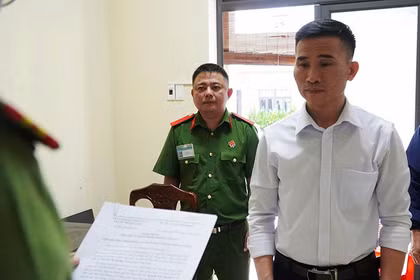 Bị can Nguyễn Văn Hoàng (áo trắng), chủ Công ty TNHH SXKD Phương Nguyên.
