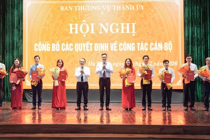 Lãnh đạo Thành uỷ Đà Nẵng trao quyết định cho các cán bộ. Ảnh Mai Quang.