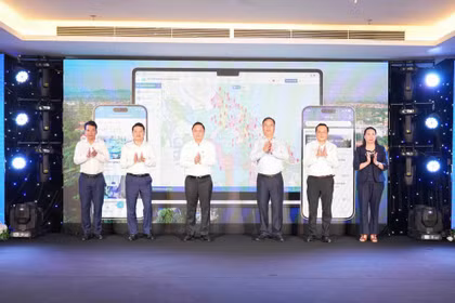 Lãnh đạo TP Huế tại lễ công bố và đưa vào khai thác ba nền tảng số: Hiến kế, Hỗ trợ doanh nghiệp và Bản đồ số dự án thu hút đầu tư. Ảnh Ngọc Hiếu.