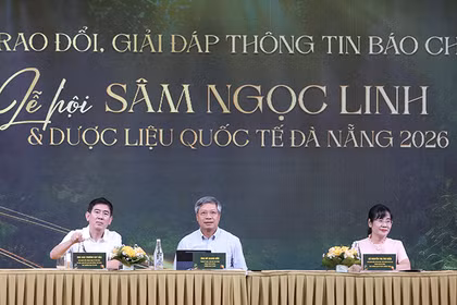 Ban Tổ chức trả lời hỏi đáp tại buổi họp báo công bố lễ hội Sâm Ngọc Linh và Dược liệu quốc tế 2026 với chủ đề "Sâm Ngọc Linh - Tinh hoa dược liệu thế giới". Ảnh XM.