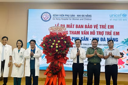 Đại diện Bộ Y tế, Sở Y tế Đà Nẵng, Quỹ Nhi đồng Liên Hợp Quốc (UNICEF) Việt Nam và lãnh đạo Bệnh viện Phụ sản - Nhi Đà Nẵng tại lễ ra mắt Ban Bảo vệ trẻ em.