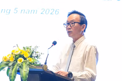 TS Cấn Văn Lực, Chuyên gia Kinh tế, Thành viên Hội đồng Tư vấn Chính sách Tài chính – tiền tệ Quốc gia phát biểu tại hội nghị.