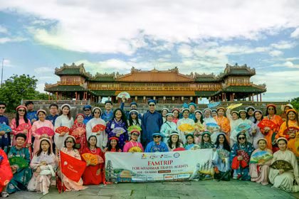 Đoàn Farmtrip của Hiệp Hội Liên minh Lữ hành Quốc gia Myanmar tham gia trải nghiệm du lịch tại Huế. Ảnh VD.
