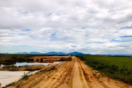 Đường Tố Hữu nối dài đi sân bay Phú Bài qua phường Thanh Thủy hiện vẫn còn là những đoạn đường gập ghềnh nham nhở, mùa mưa sẽ rất lầy lội. Ảnh: N.L 