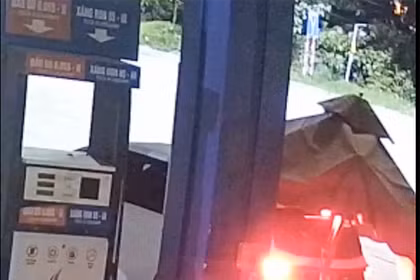 Hiện trường xe điện húc đổ trạm bơm Ure khiến cây xăng phải đóng cửa.