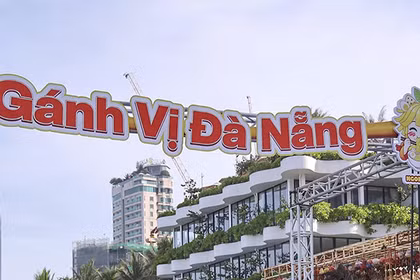 Chiều 20/5, diễu hành ẩm thực “Gánh vị Đà Nẵng” đã chính thức diễn ra tại khu vực bãi biển Mỹ Khê và các tuyến phố du lịch ven biển Đà Nẵng.