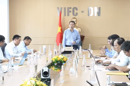 Ông Nguyễn Mạnh Hùng, Chủ tịch UBND thành phố Đà Nẵng tại buổi làm việc với cơ quan điều hành Trung tâm Tài chính quốc tế Việt Nam tại Đà Nẵng.
