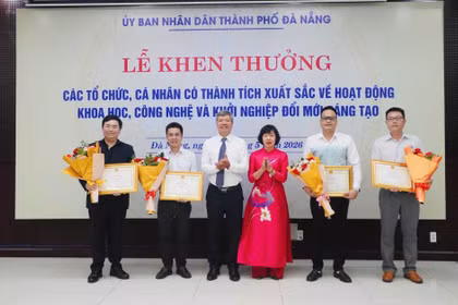 Phó Chủ tịch UBND TP Đà Nẵng Hồ Quang Bửu khen thưởng các tác giả, nhóm tác giả có sáng chế, giải pháp hữu ích được cấp văn bằng bảo hộ. Ảnh Khánh Nhi.