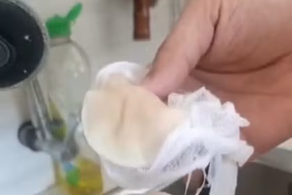 Nước sinh hoạt vàng đục kéo dài sau khi được cấp trở lại khiến người dân Chân Mây - Lăng Cô lo lắng. Ảnh Nguyễn Lê.