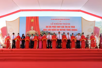 Lãnh đạo Thành uỷ, UBND TP Đà Nẵng cắt băng khánh thành dự án Phát huy giá trị di tích Nhà lưu niệm cụ Huỳnh Thúc Kháng tại thôn Tiên Cảnh, xã Thạnh Bình. Ảnh ĐZ.