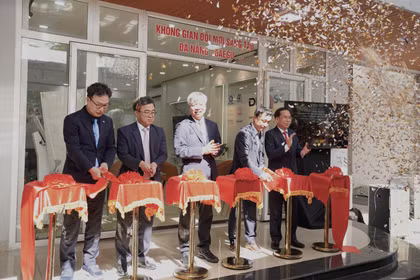 Lãnh đạo TP Đà Nẵng quan khách cắt băng ra mắt Không gian trình diễn công nghệ và đổi mới sáng tạo TP Daegu (Hàn Quốc) tại Đà Nẵng.